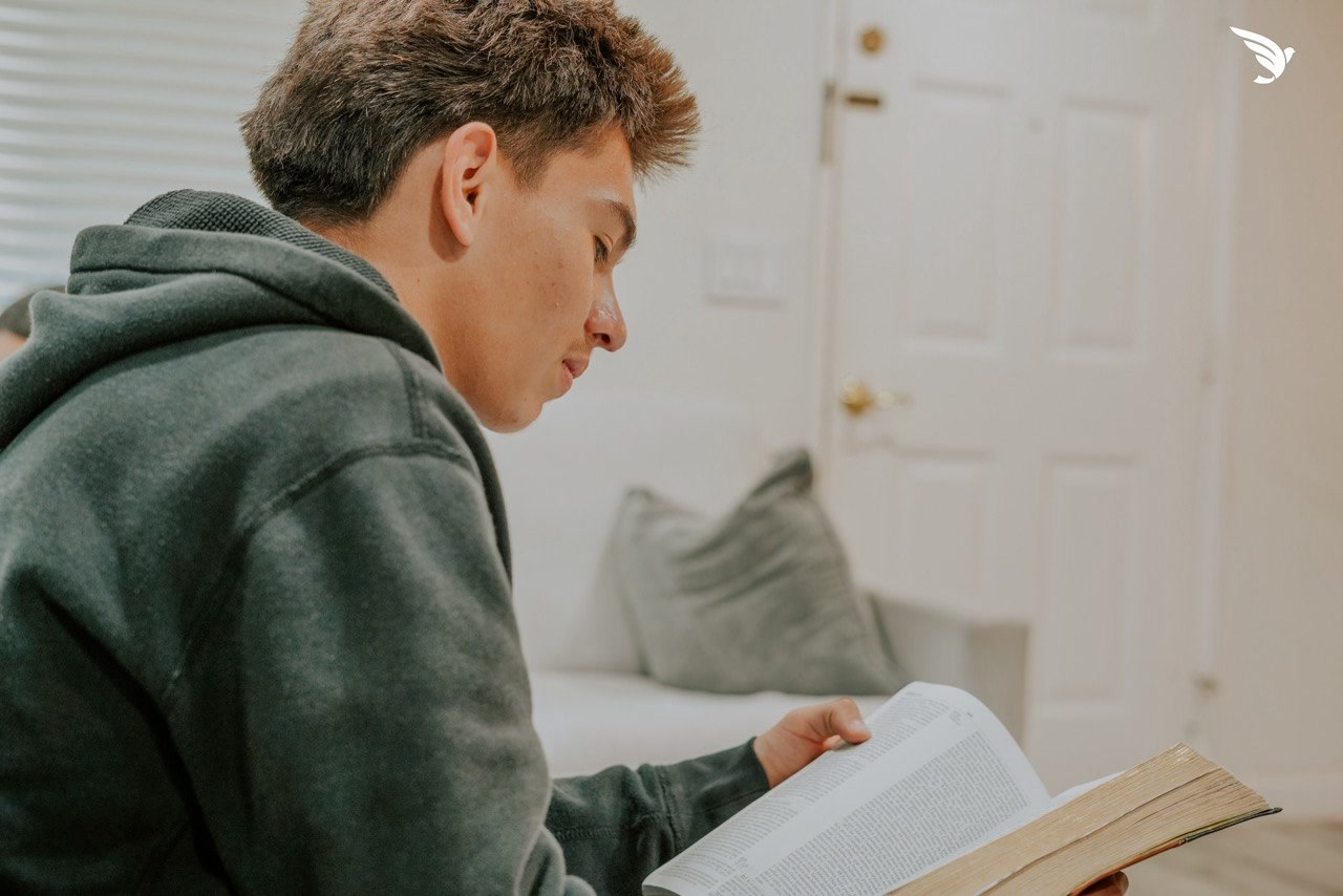 Joven leyendo la Biblia