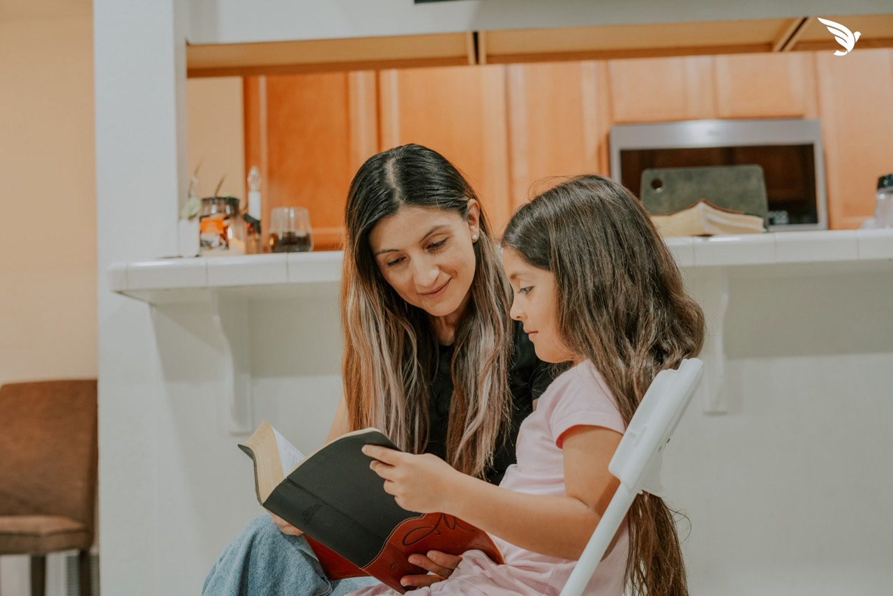 Jóvenes leyendo juntas