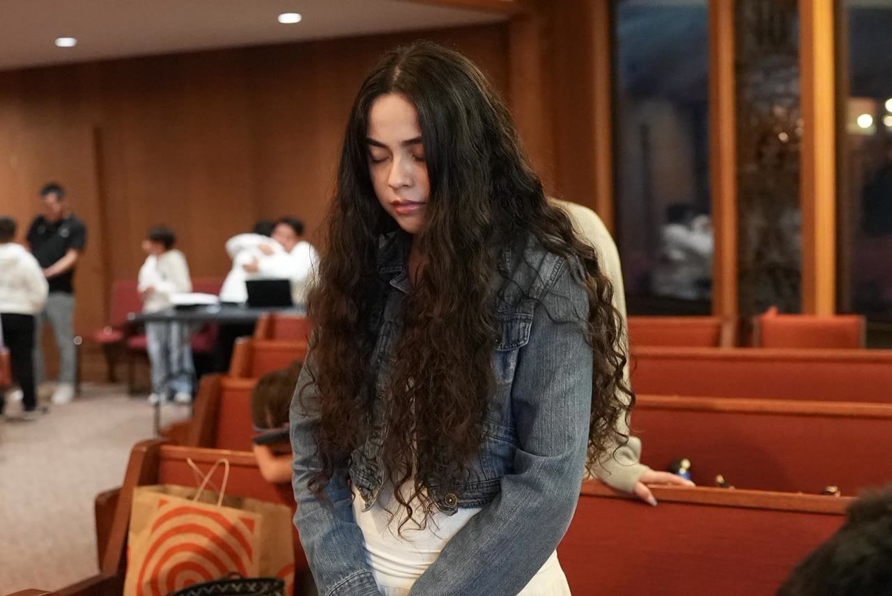 Joven en oración