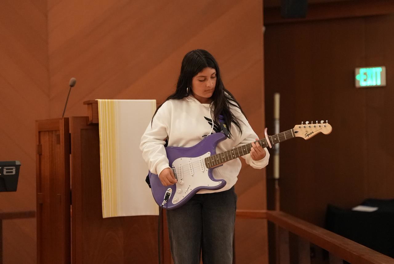 Joven tocando la guitarra