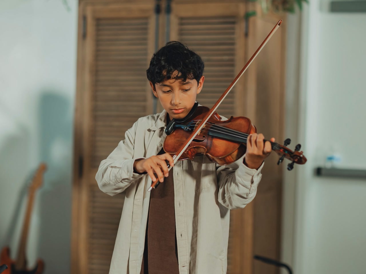 Joven tocando el violín