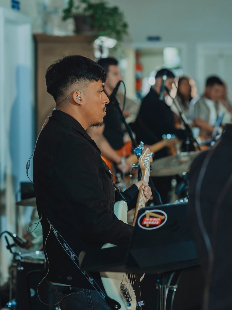 Joven tocando el bajo
