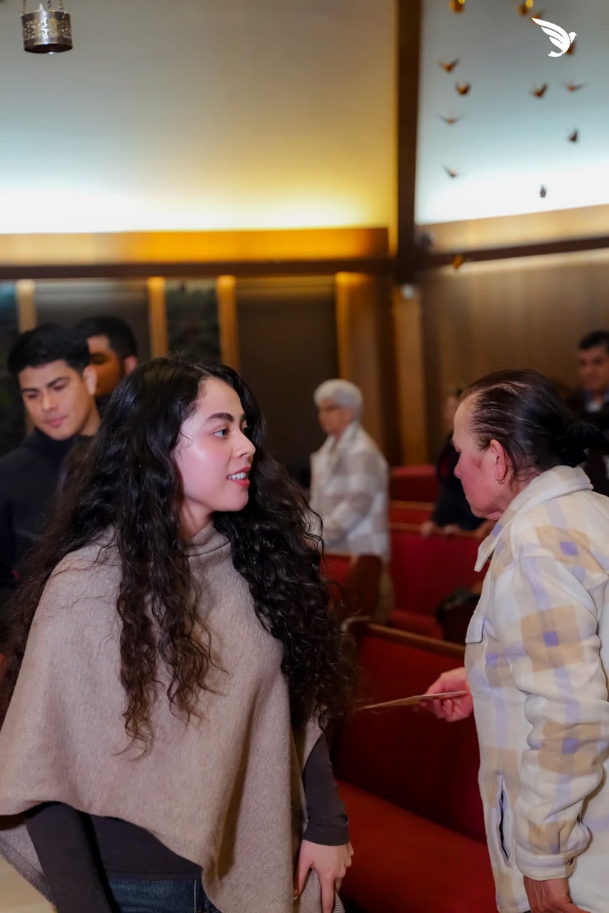 Jóvenes compartiendo