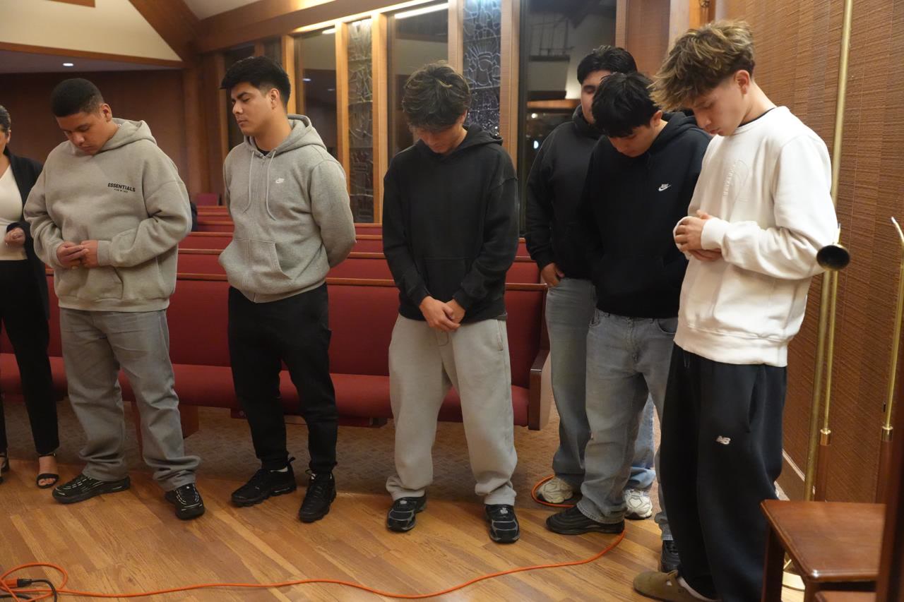 Jóvenes en oración