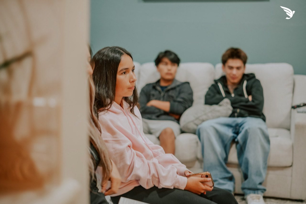 Jóvenes en la reunión
