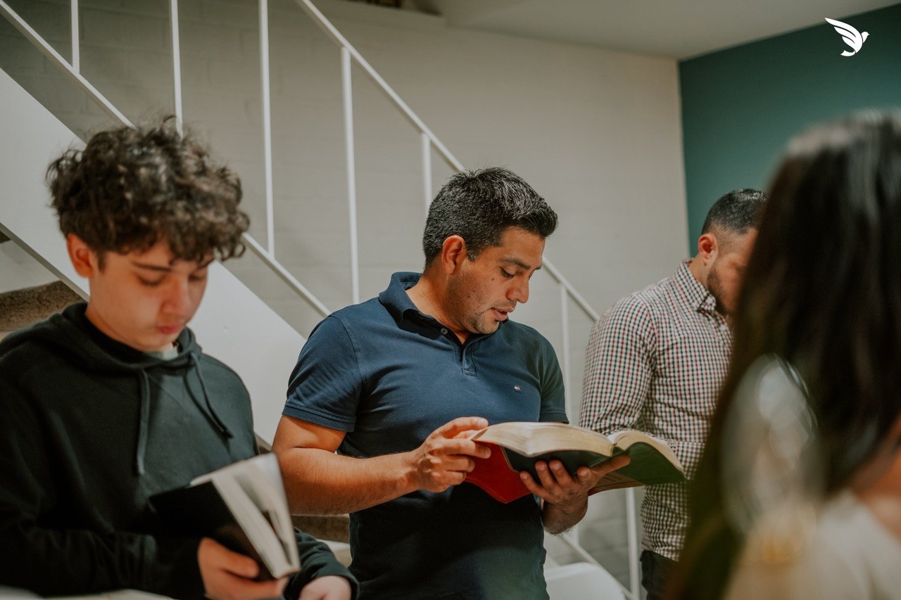 Jóvenes leyendo la Biblia en el grupo de hogar