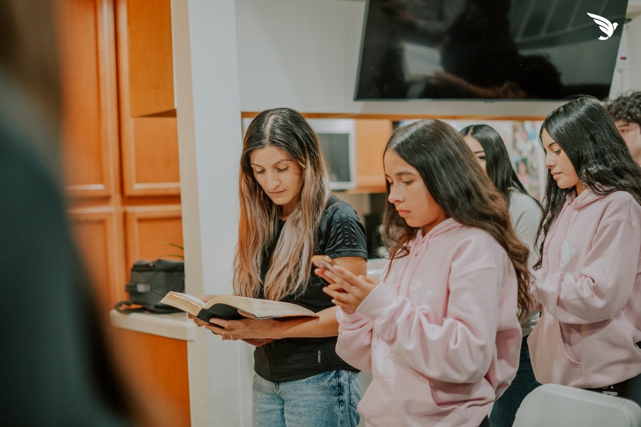 Jóvenes siguiendo la lectura de la Palabra