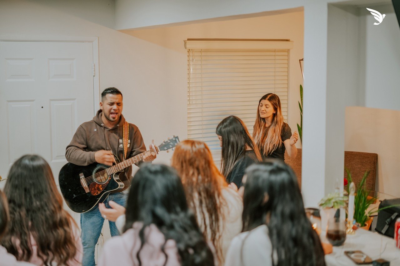 Adoración con guitarra en el grupo de jóvenes