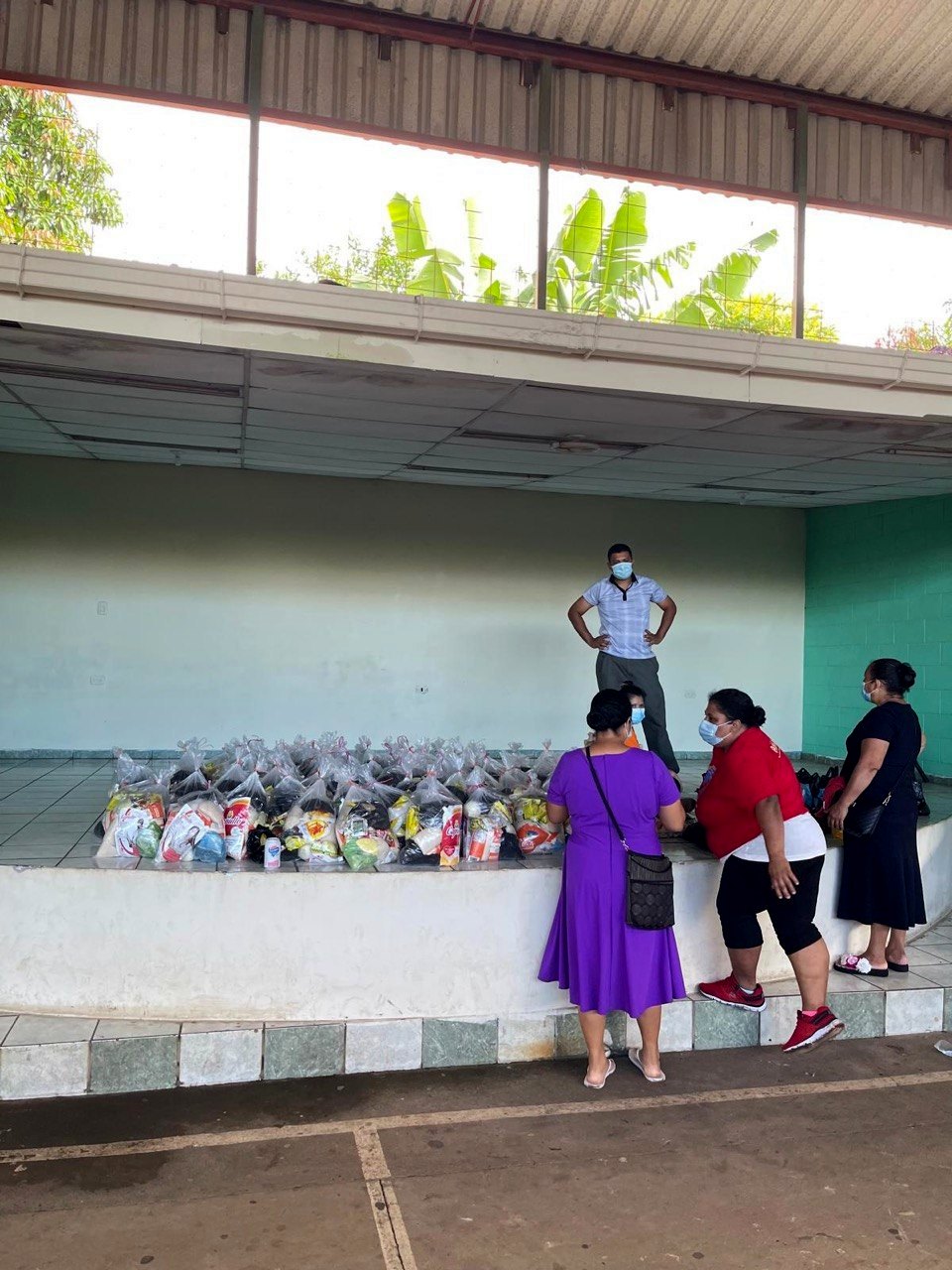 Entrega de ayuda a las familias