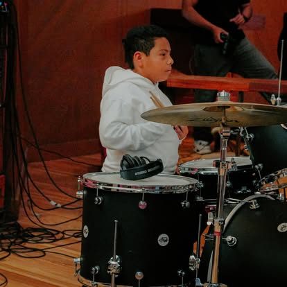 Niño tocando la batería
