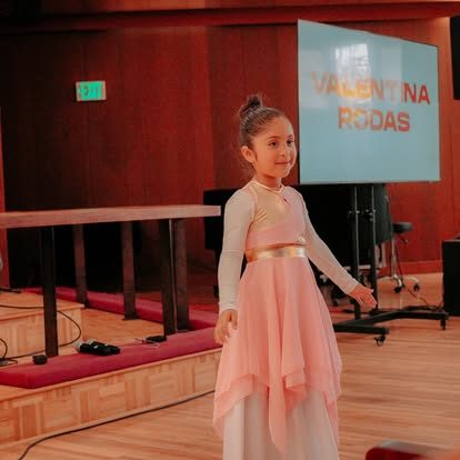 Niña vestida para su presentación