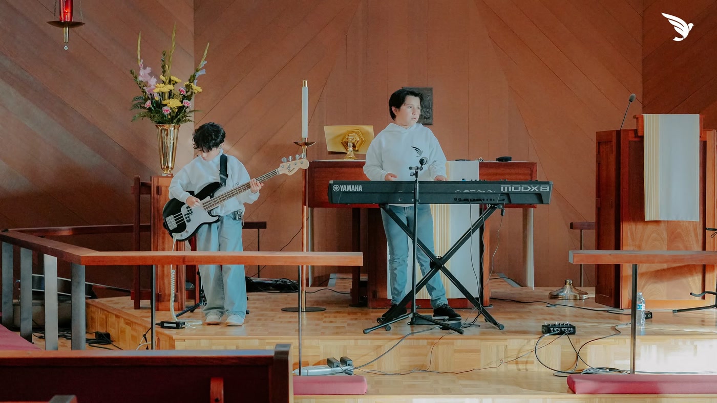 Niños tocando el bajo y el teclado