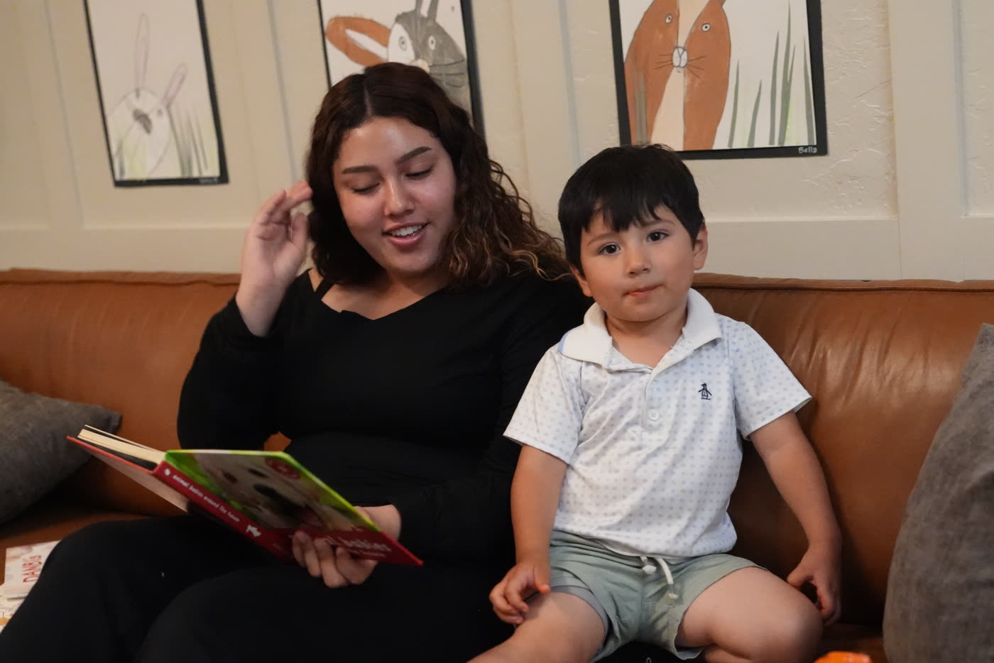 Maestra leyendo un cuento bíblico a un niño