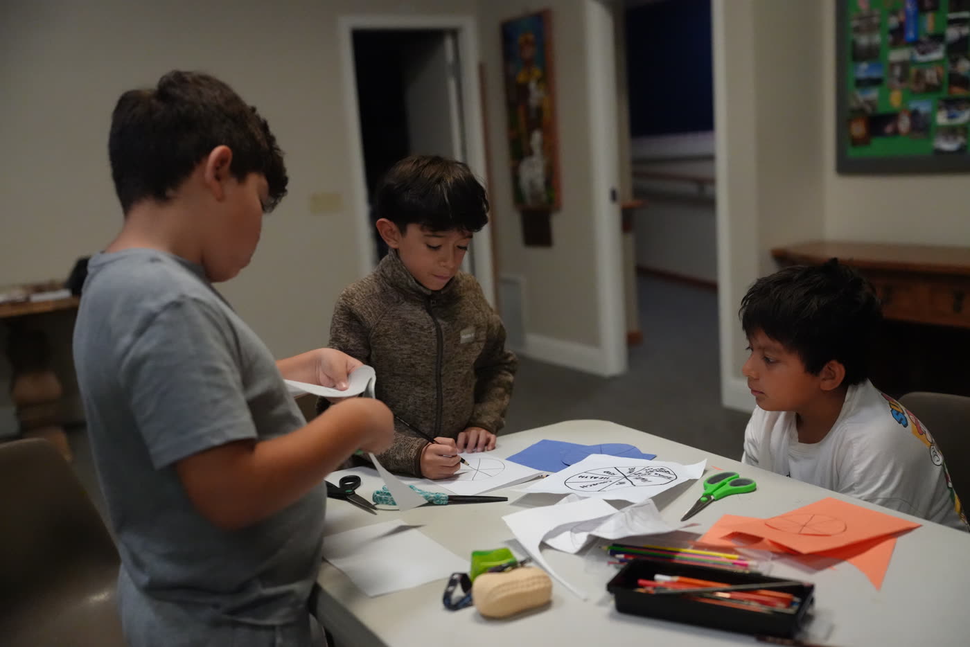 Niños haciendo manualidades