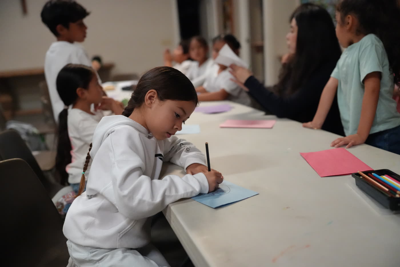Niña concentrada en su dibujo
