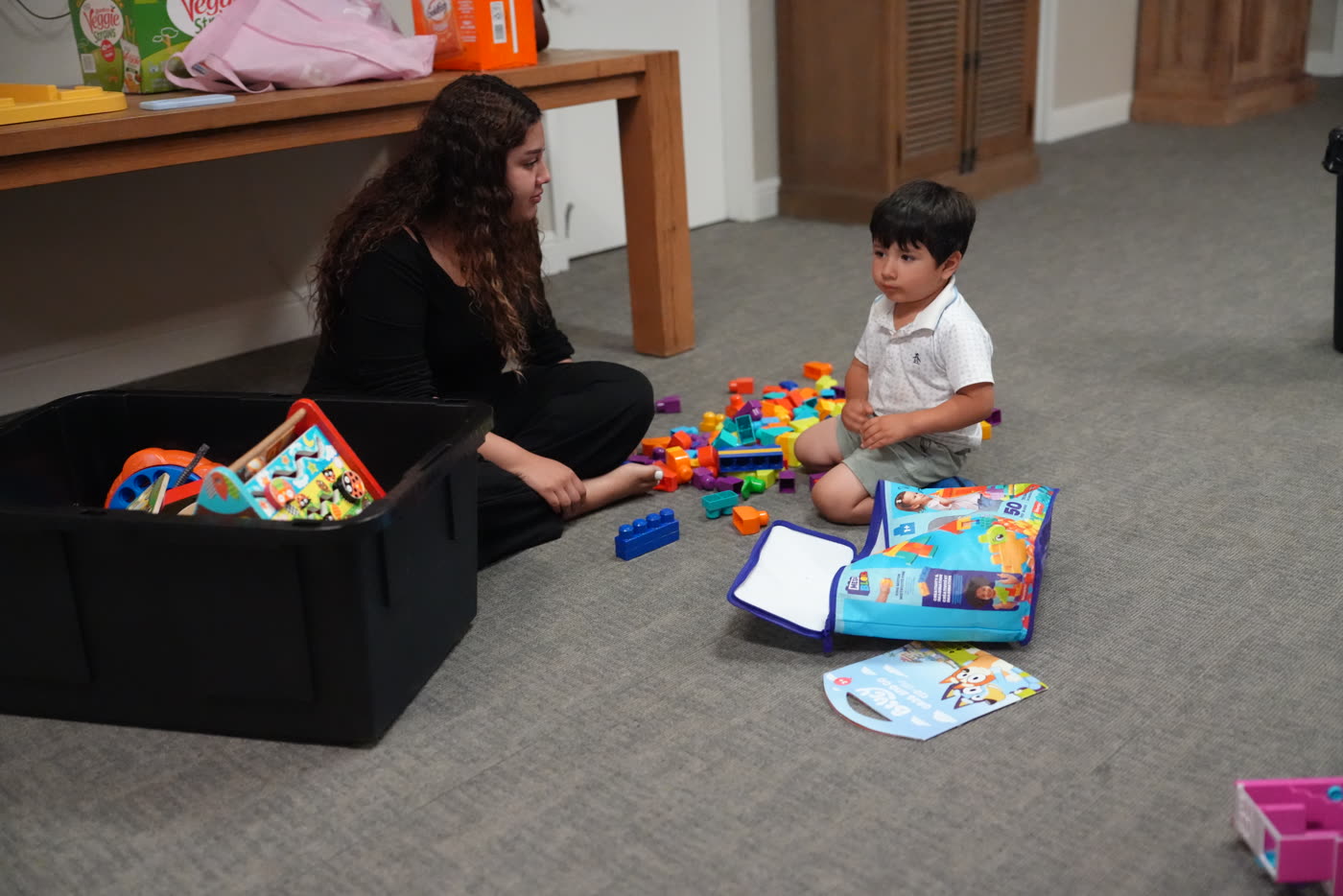Maestra jugando con un pequeño