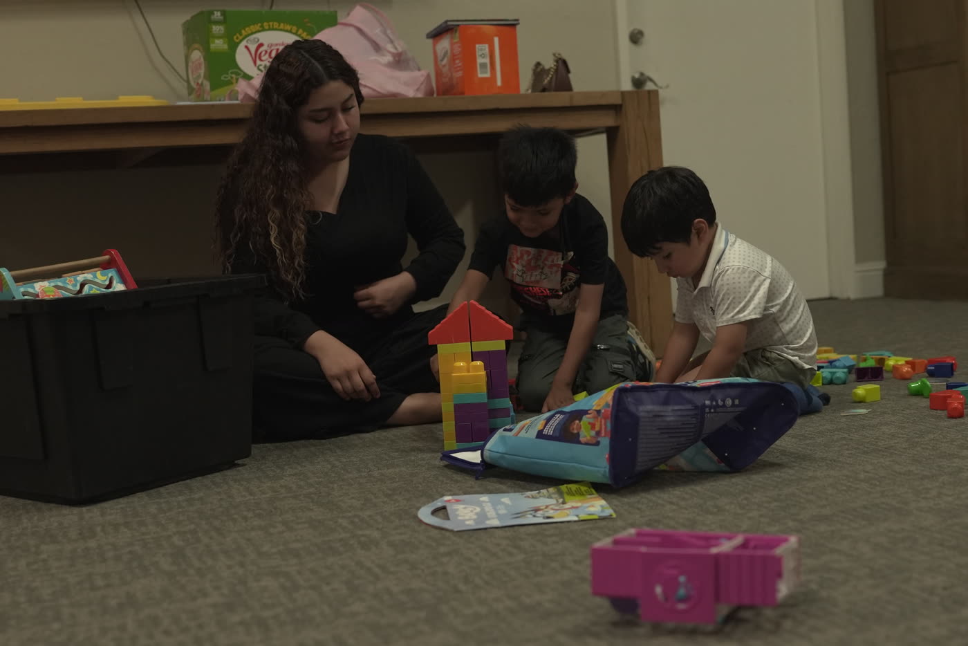 Niños construyendo con bloques