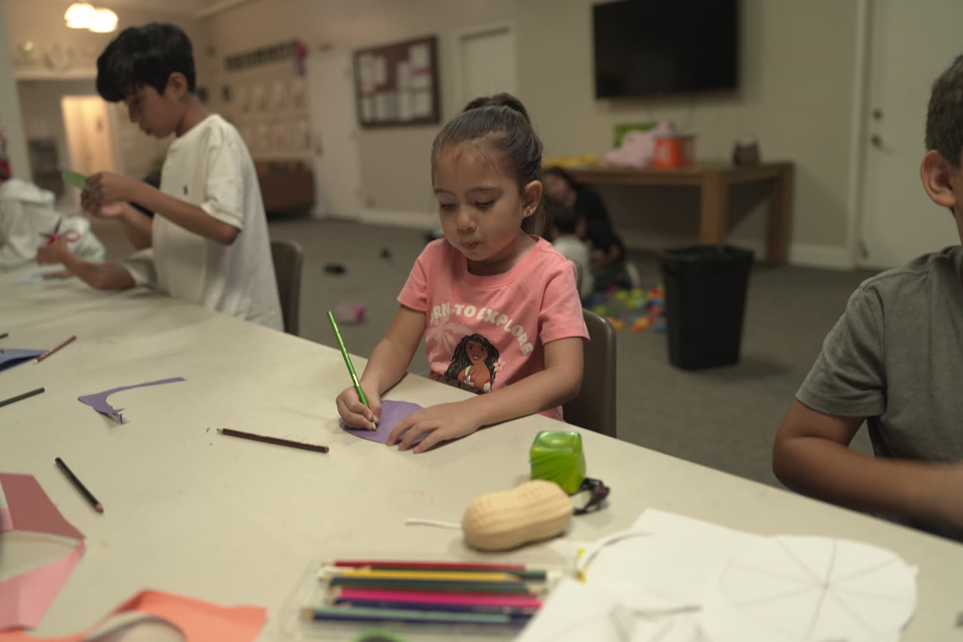 Niña con su manualidad en la mesa