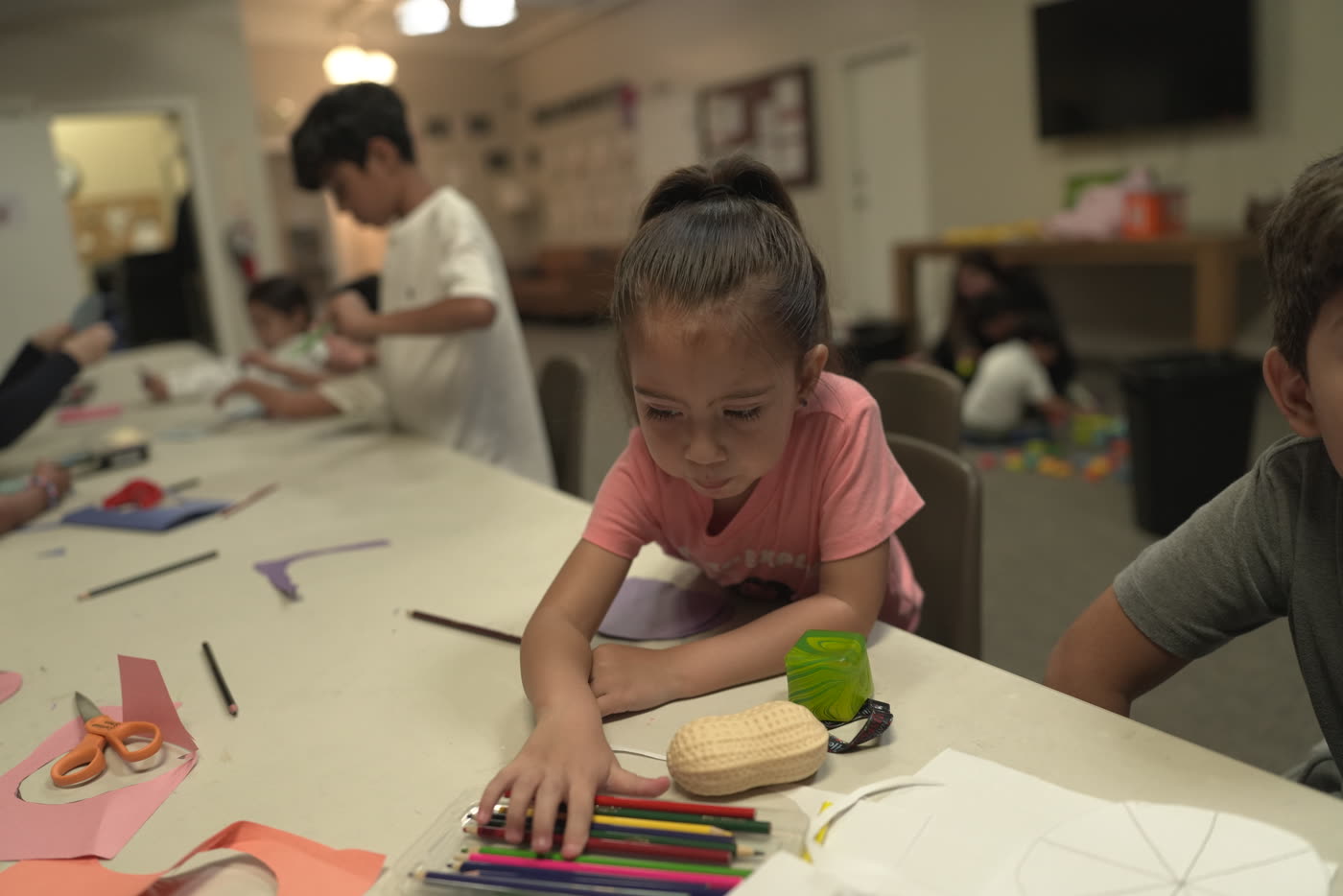 Niños creando con papel y colores