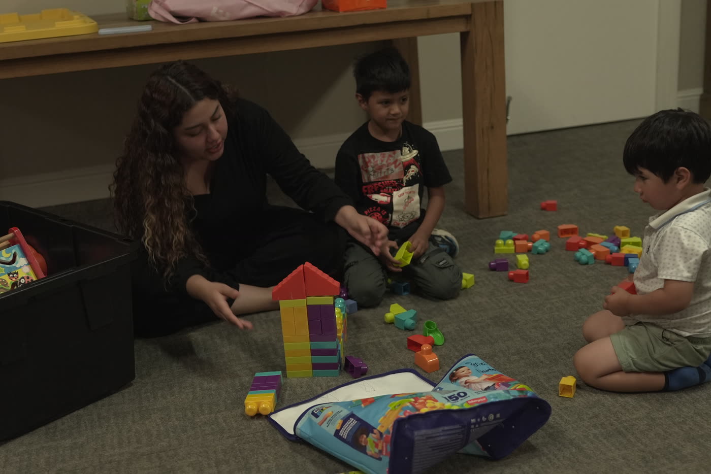 Maestra construyendo torres con los niños