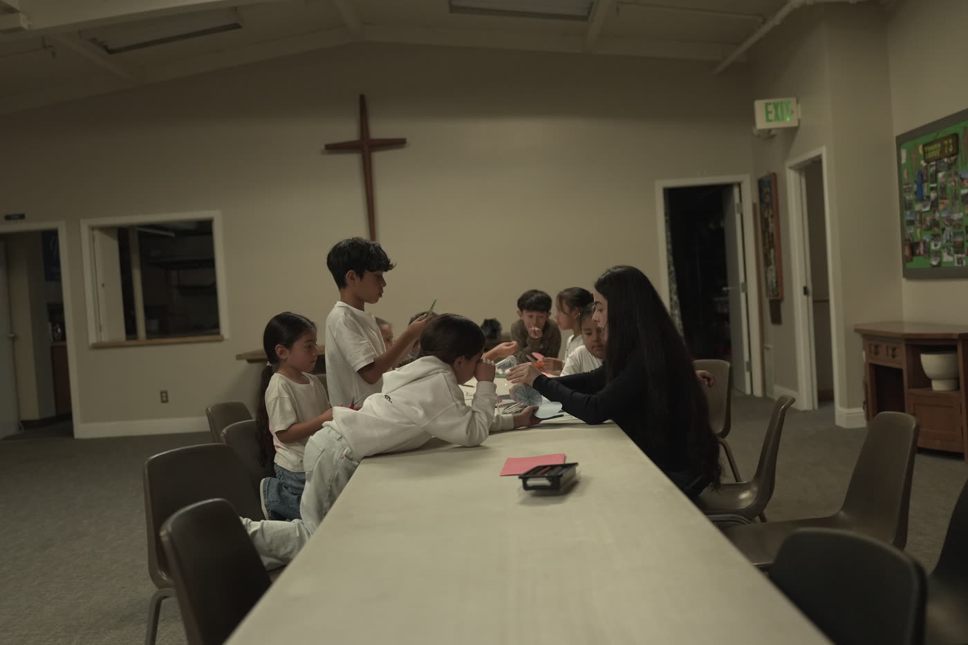 La clase de niños reunida en la mesa