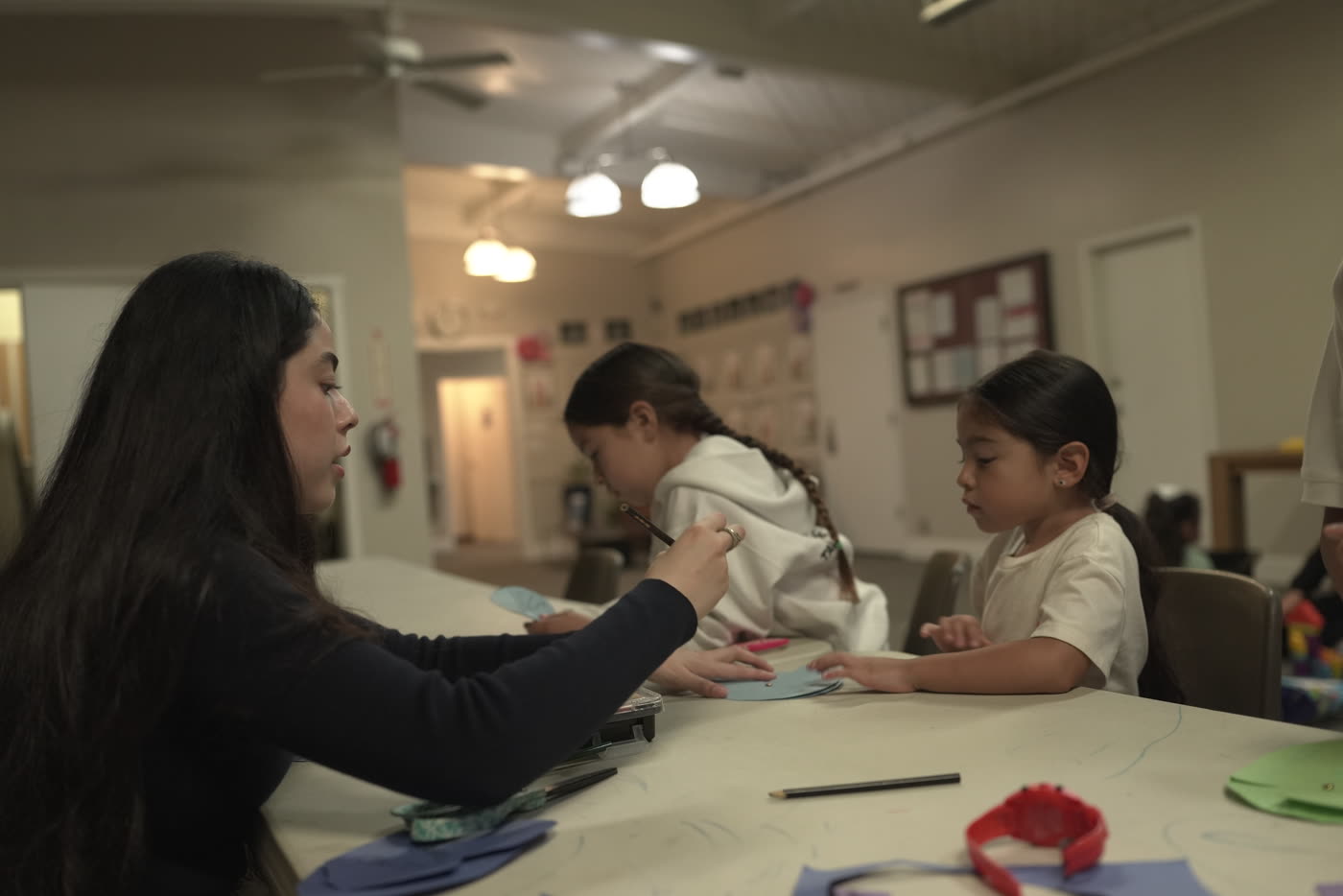 Maestra enseñando a los niños en su clase